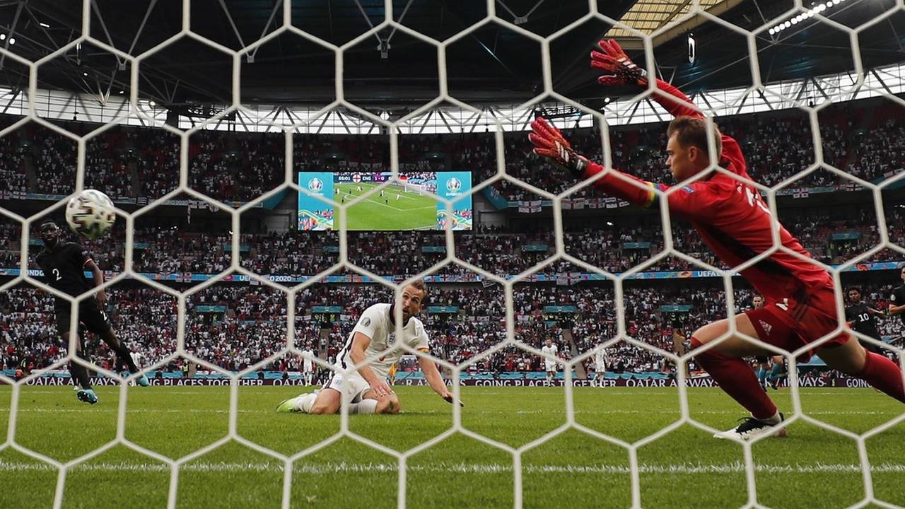 Großbritannien, London: Fußball: EM, England - Deutschland, Finalrunde, Achtelfinale im Wembley Stadion. Englands Harry Kane (M) erzielt gegen Torwart Manuel Neuer das Tor zum 2:0.