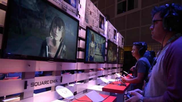 Besucher der Messe E3 in Los Angeles spielen "Life is strange"