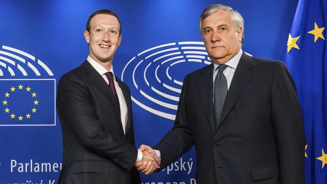 Der Präsident des EU-Parlaments, Antonio Tajani, schüttelt Facebook-Chef Mark Zuckerberg in Brüssel die Hand.