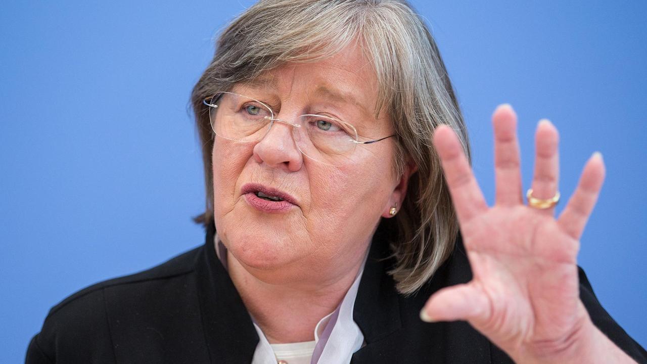 Die Bundesbeauftragte für Datenschutz, Andrea Voßhoff, gestikuliert. Die Bundesbeauftragte für Datenschutz, Andrea Voßhoff, gestikuliert.