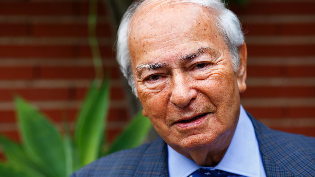 Der italienische Journalist Riccardo Ehrman (84) auf einer Terrasse vor seinem Haus in Madrid. Der italienische Journalist Riccardo Ehrman (84) auf einer Terrasse vor seinem Haus in Madrid.