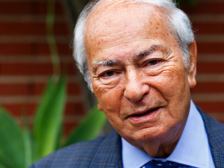Der italienische Journalist, Riccardo Ehrman (84) auf einer Terasse vor seinem Haus in Madrid.