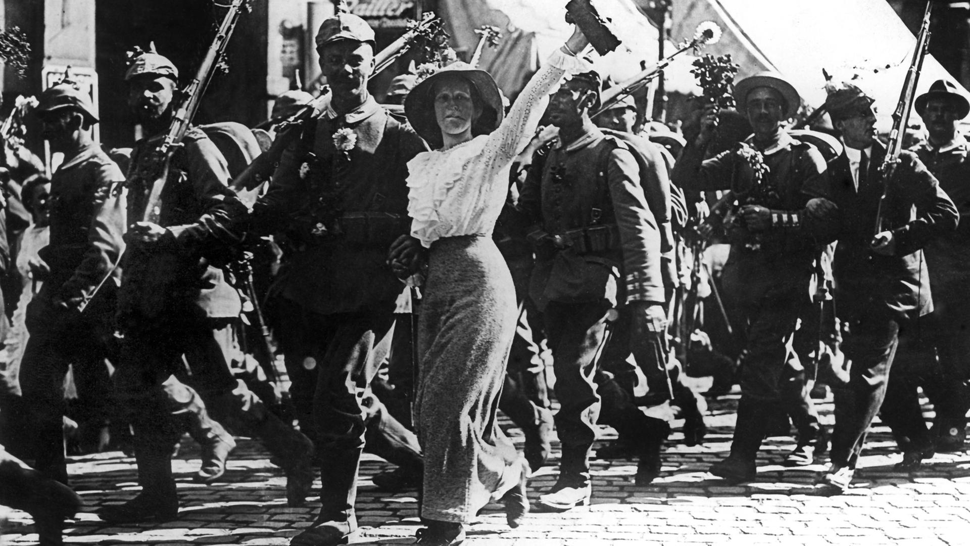Nachdem am 1. August 1914 durch Kaiser Wilhelm II. die allgemeine Mobilmachung verkündet worden ist, ziehen deutsche Soldaten in den Krieg (Aufnahme vom August 1914). Am 28. Juni 1914 war in Sarajevo der österreichisch-ungarische Thronfolger Franz Ferdinand durch serbische Nationalisten ermordet worden. In der Folge erklärte Wien am 28. Juli 1914 Serbien den Krieg. Der Konflikt entwickelte aufgrund der europäischen Bündnisverpflichtungen und Generalstabsabmachungen in kurzer Zeit zu einem Weltkrieg. Am 1. August 1914 erfolgte die Kriegserklärung Deutschlands an Rußland, zwei Tage später an Frankreich. Nachdem am 1. August 1914 durch Kaiser Wilhelm II. die allgemeine Mobilmachung verkündet worden ist, ziehen deutsche Soldaten in den Krieg (Aufnahme vom August 1914). Am 28. Juni 1914 war in Sarajevo der österreichisch-ungarische Thronfolger Franz Ferdinand durch serbische Nationalisten ermordet worden. In der Folge erklärte Wien am 28. Juli 1914 Serbien den Krieg. Der Konflikt entwickelte aufgrund der europäischen Bündnisverpflichtungen und Generalstabsabmachungen in kurzer Zeit zu einem Weltkrieg. Am 1. August 1914 erfolgte die Kriegserklärung Deutschlands an Rußland, zwei Tage später an Frankreich.