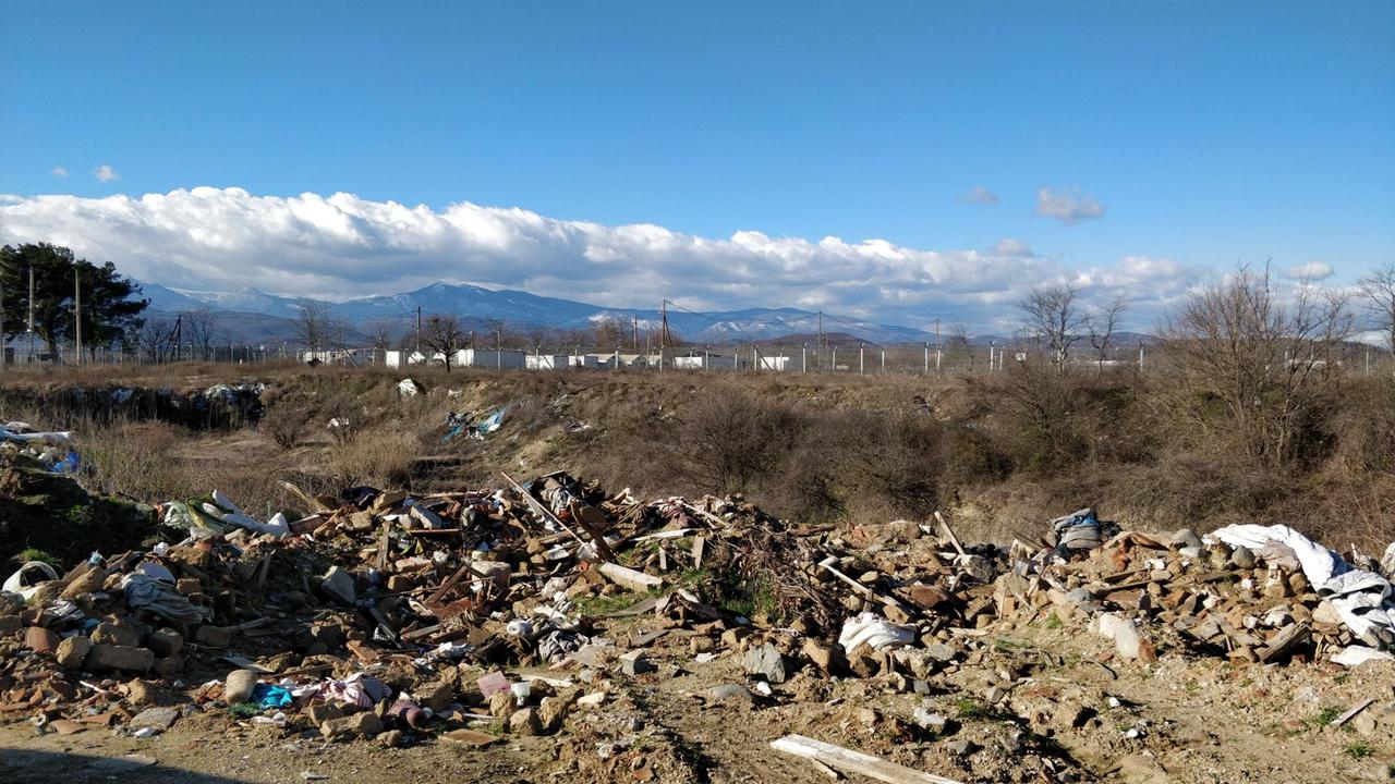 Von Flüchtlingslager Idomeni sind nur Müllreste geblieben. Von Flüchtlingslager Idomeni sind nur Müllreste geblieben.