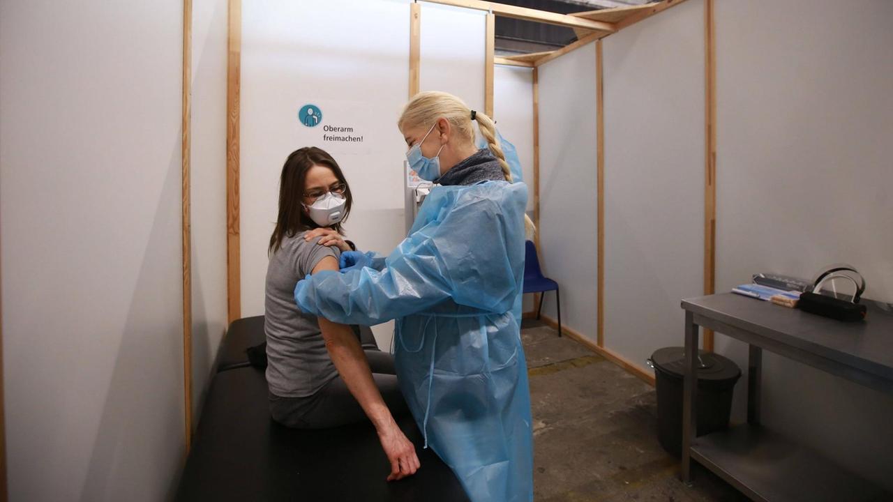 In einem Impfzentrum der Stadt Dortmund wird eine Impfung simuliert. 