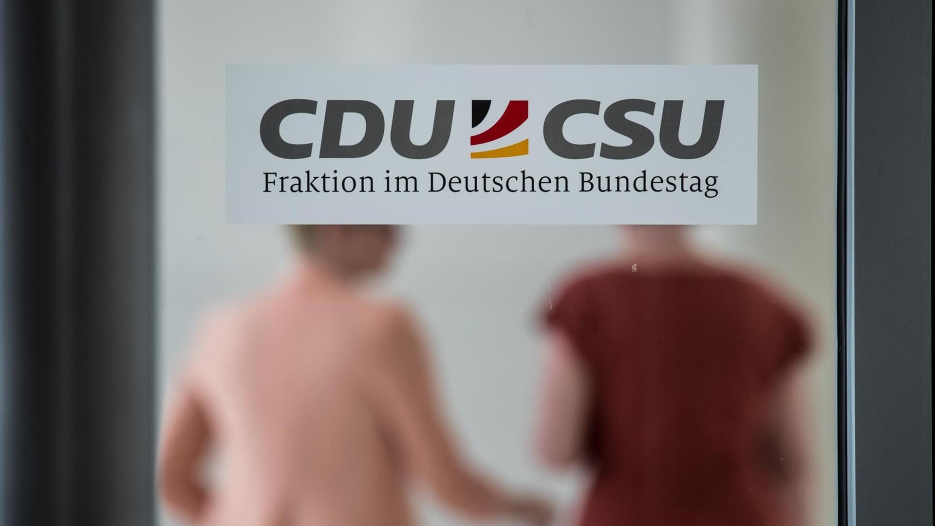 Berlin: Das gemeinsame Logo der CDU/CSU-Fraktion im Bundestag, aufgenommen im Unions-Seitenflügel vor der Fraktionssitzung der CDU/CSU Fraktion im Bundestag.