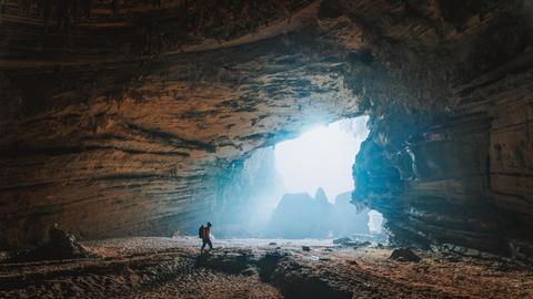 Ein Wanderer in einer Grotte.