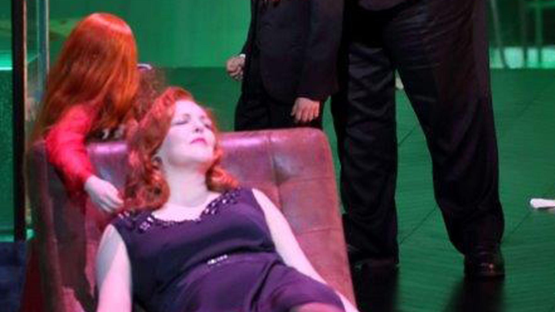 Schauspielerin Adrianne Pieczonka als Kaiserin liegend auf einem Sofa. Schauspielerin Adrianne Pieczonka als Kaiserin liegend auf einem Sofa.