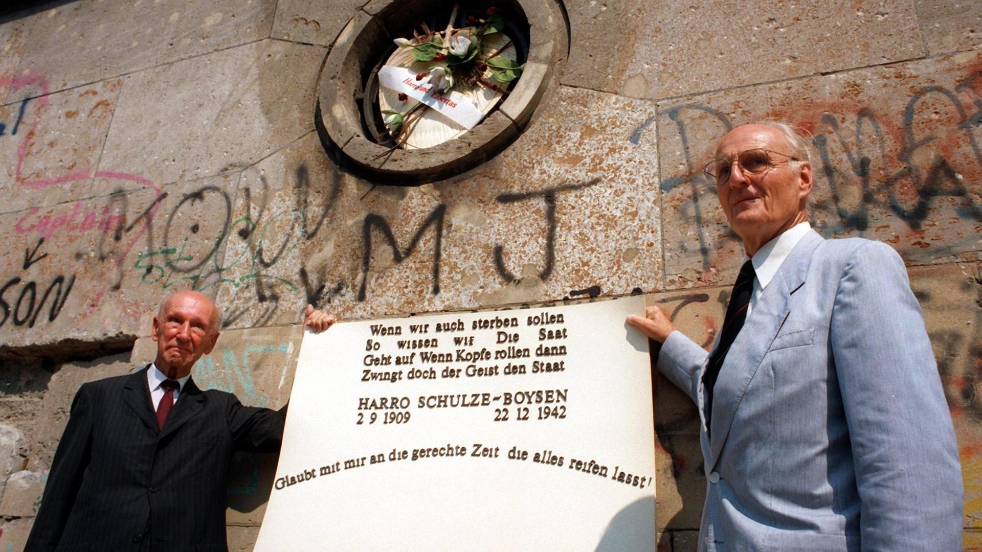 Johannes Haas-Heye (l), Bruder von Libertas Schulze-Boysen, und Hartmut Schulze-Boysen, Bruder von Harro Schulze-Boysen, halten am 26.07.1994 eine Gedenktafel für den Widerstandskämpfer Harro Schulze-Boysen in der Niederkirchnerstraße in berlin-Mitte, gegenüber der ehemaligen Prinz-Albrecht-Str. 8, dem einstigen Sitz der Gestapo. Das Anbringen der Gedenktafel sollte anläßlich des 58. Hochzeitstages von Harro und Libertas Schulze-Boysen erfolgen, scheiterte jedoch an der fehlenden Zustimmung des Bundesvermögensamtes. Harro Schulze-Boysen wurde 1942 als Mitglied der Widerstandsgruppe "Rote Kapelle" hingerichtet. Johannes Haas-Heye (l), Bruder von Libertas Schulze-Boysen, und Hartmut Schulze-Boysen, Bruder von Harro Schulze-Boysen, halten am 26.07.1994 eine Gedenktafel für den Widerstandskämpfer Harro Schulze-Boysen in der Niederkirchnerstraße in berlin-Mitte, gegenüber der ehemaligen Prinz-Albrecht-Str. 8, dem einstigen Sitz der Gestapo. Das Anbringen der Gedenktafel sollte anläßlich des 58. Hochzeitstages von Harro und Libertas Schulze-Boysen erfolgen, scheiterte jedoch an der fehlenden Zustimmung des Bundesvermögensamtes. Harro Schulze-Boysen wurde 1942 als Mitglied der Widerstandsgruppe "Rote Kapelle" hingerichtet.