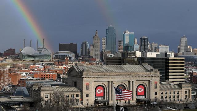 Ein Regenbogen über der Skyline von Kansas City