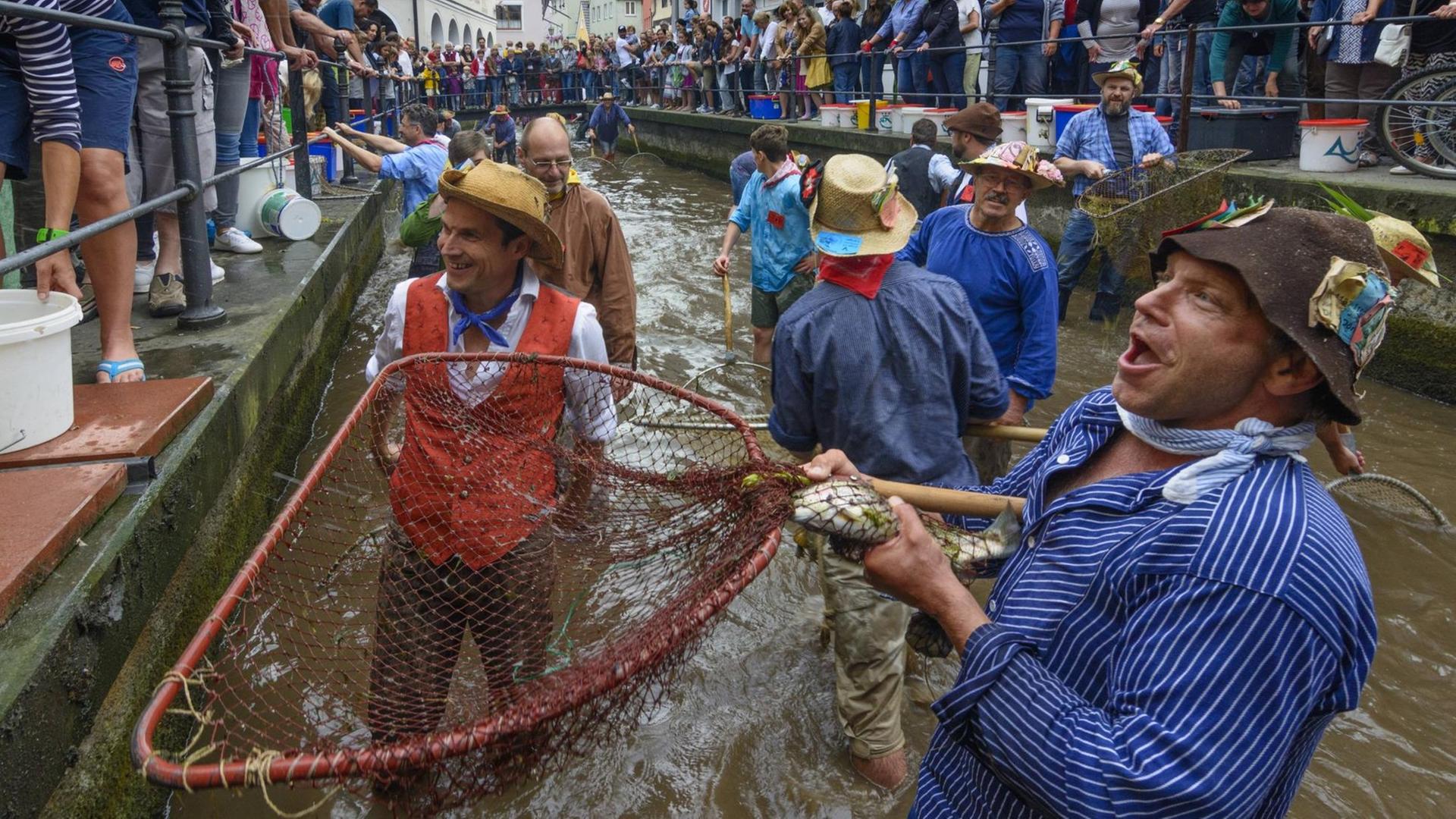 Am Fischertag fischen bislang nur Männer.- So will es die Tradition. Einige Frauen in Memmingen wollen aber mitfischen.