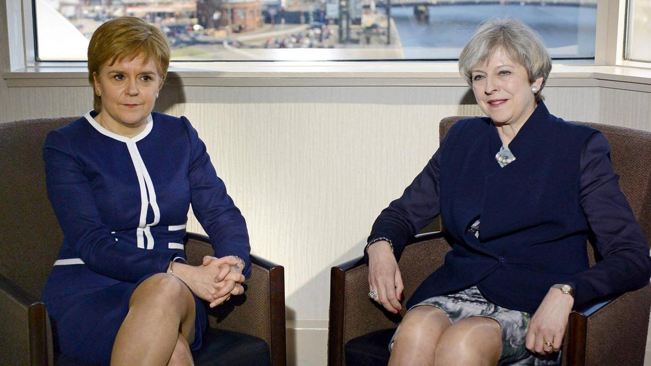 Die britische Premierministerin Theresa May (r.) bei einem Treffen mit der schittischen Regierungschefin Nicola Sturgeon in Glasgow. Die britische Premierministerin Theresa May (r.) bei einem Treffen mit der schittischen Regierungschefin Nicola Sturgeon in Glasgow.