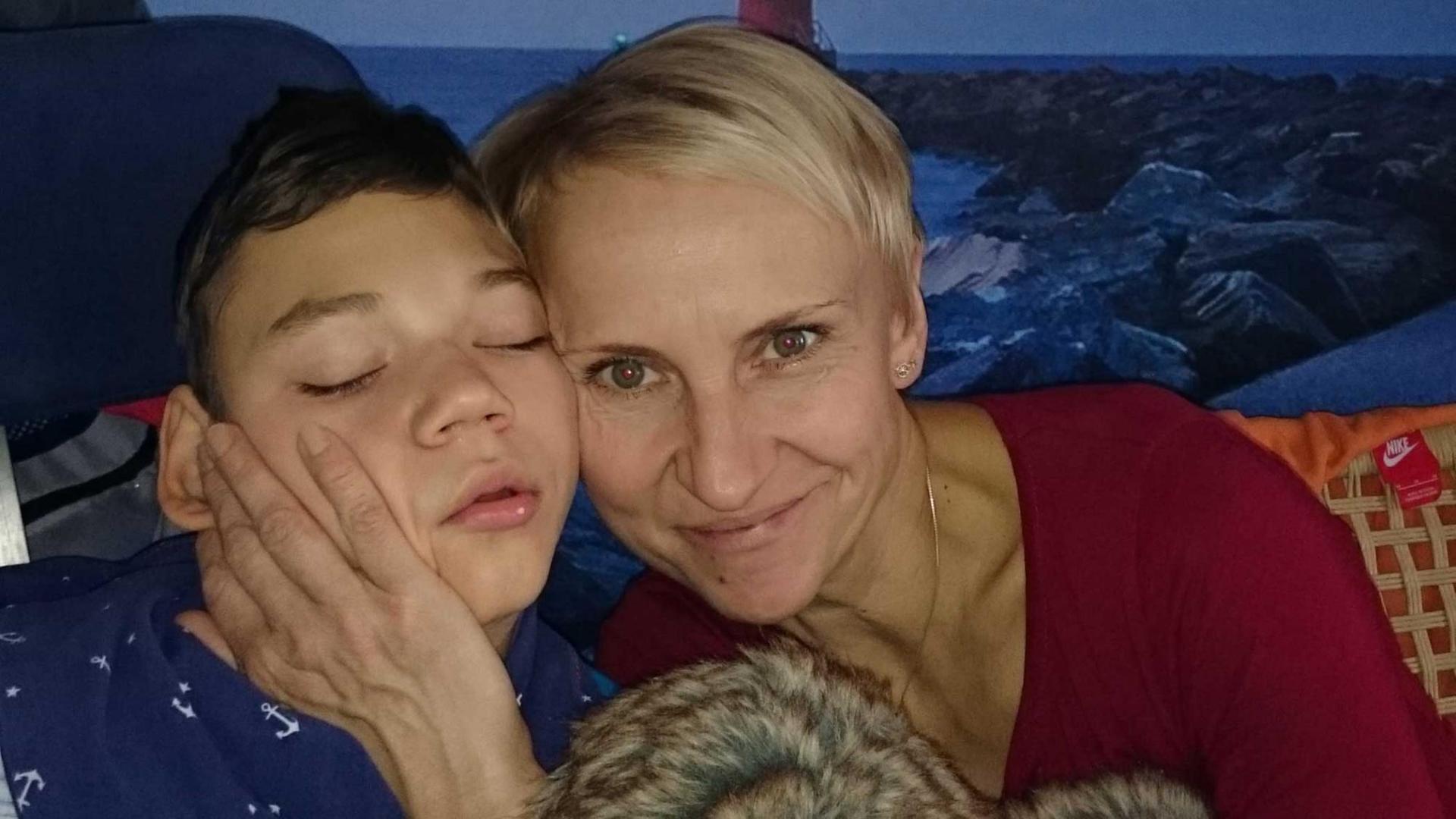 Der schwerstbehinderte Junge Tristan mit seiner Mutter im Porträt Der schwerstbehinderte Junge Tristan mit seiner Mutter im Porträt