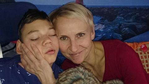 Der schwerstbehinderte Junge Tristan mit seiner Mutter im Porträt