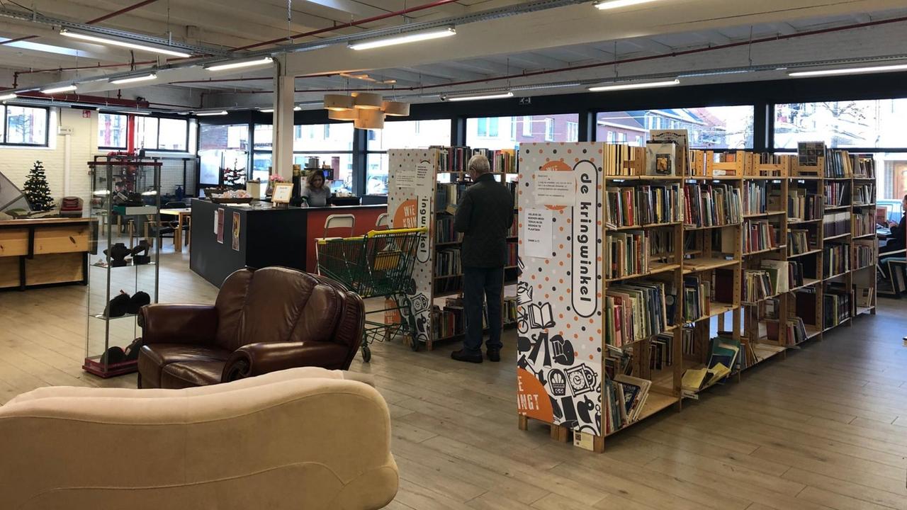 Second Hand wird in Flandern auch bei der Mittelschicht immer beliebter. Das Sortiment ist breit, hier sind Bücherregale zu sehen, es gibt auch Kleidung und Möbel. Second Hand wird in Flandern auch bei der Mittelschicht immer beliebter. Das Sortiment ist breit, hier sind Bücherregale zu sehen, es gibt auch Kleidung und Möbel.