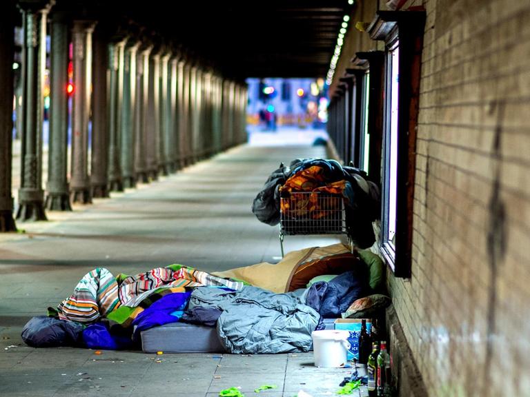 Die Habseligkeiten eines Obdachlosen liegen unter einer Eisenbahnunterführung am Hauptbahnhof in Hannover (Niedersachsen).