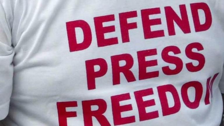 T-Shirt mit dem Aufdruck "Defend Press Freedom". T-Shirt mit dem Aufdruck "Defend Press Freedom".