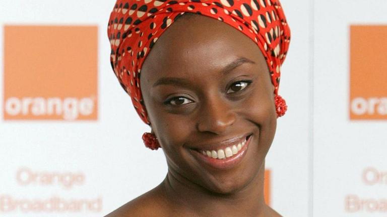 Porträt der Schriftstellerin Chimamanda Ngozi Adichie. Porträt der Schriftstellerin Chimamanda Ngozi Adichie.