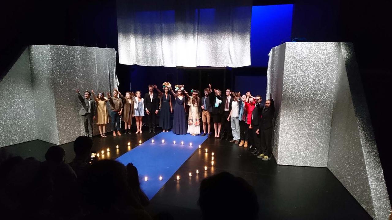 Standing Ovations in Avignon bei dem Stück "Dans les Ruines d’Athènes" – "In Athens Ruinen" von dem Birgit-Ensemble. Standing Ovations in Avignon bei dem Stück "Dans les Ruines d’Athènes" – "In Athens Ruinen" von dem Birgit-Ensemble.