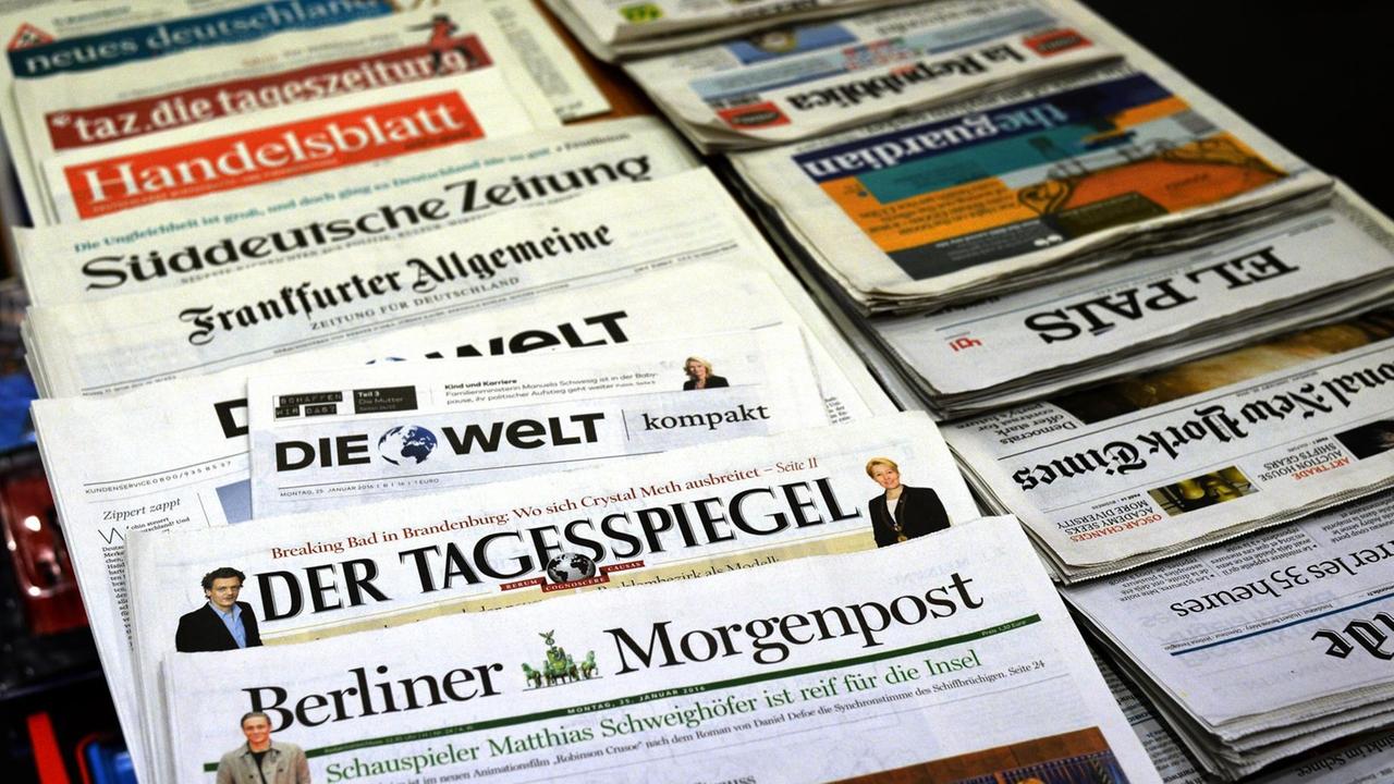 In einer Reihe liegen deutsche Zeitungen (vorne die Berliner Morgenpost, der Tagesspiegel und die Welt). Daneben kopfüber eine Reihe ausländischer Blätter. In einer Reihe liegen deutsche Zeitungen (vorne die Berliner Morgenpost, der Tagesspiegel und die Welt). Daneben kopfüber eine Reihe ausländischer Blätter.
