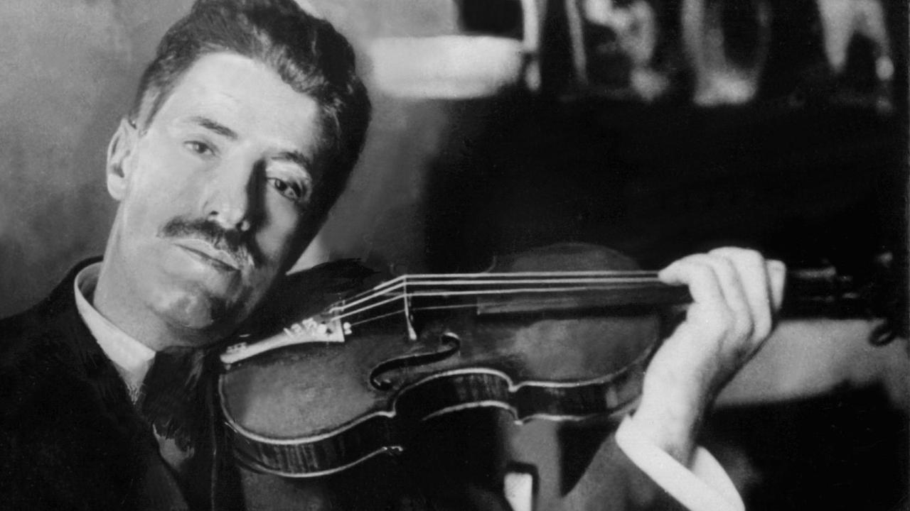 Der österreichische Violinist und Komponist Fritz Kreisler mit seiner Geige.