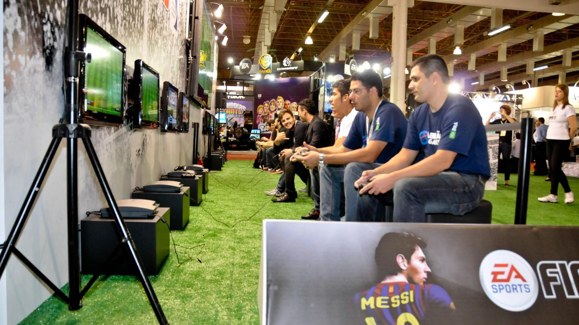 FIFA-E-Sports-Spieler auf der Computermesse in Sao Paulo, Brasilien FIFA-E-Sports-Spieler auf der Computermesse in Sao Paulo, Brasilien
