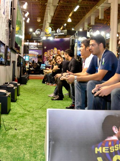 FIFA-E-Sports-Spieler auf der Computermesse in Sao Paulo, Brasilien