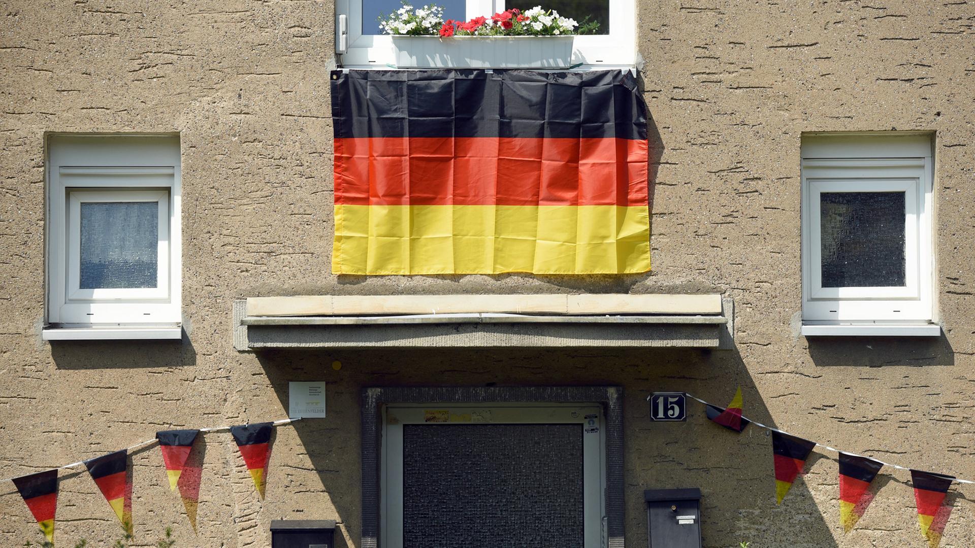 Fotografiert vor der Fußball-EM im Juni 2016: Deutschlandfahnen schmücken den Eingang zu einem Haus. Fotografiert vor der Fußball-EM im Juni 2016: Deutschlandfahnen schmücken den Eingang zu einem Haus.
