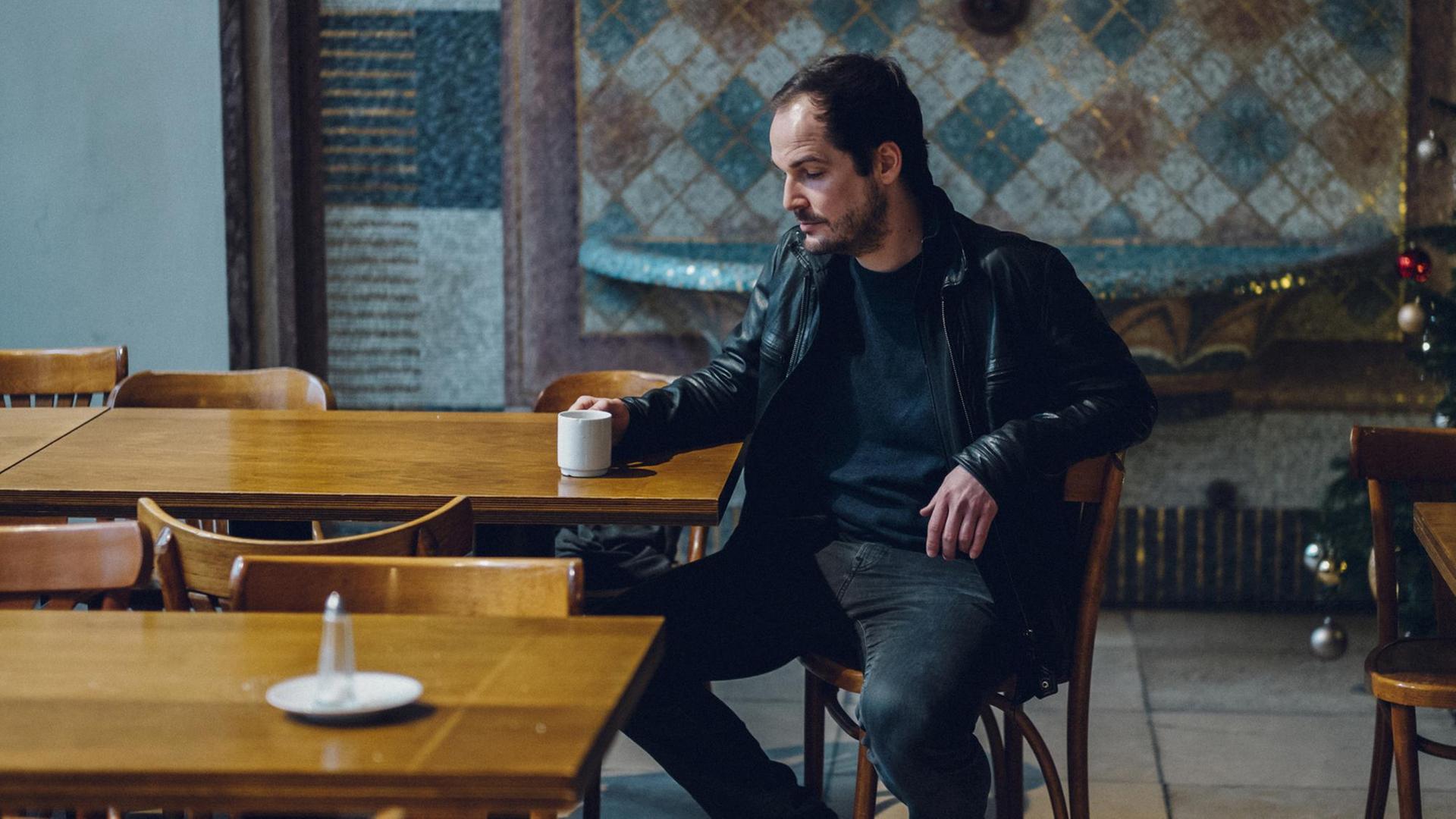 Max Czolleck, Autor von 'Desintegriert euch', sitzt im Dezember 2019 im Maxim Gorki Theater in Berlin und blickt nachdenklich auf seine Kaffeetasse. Max Czolleck, Autor von 'Desintegriert euch', sitzt im Dezember 2019 im Maxim Gorki Theater in Berlin und blickt nachdenklich auf seine Kaffeetasse.