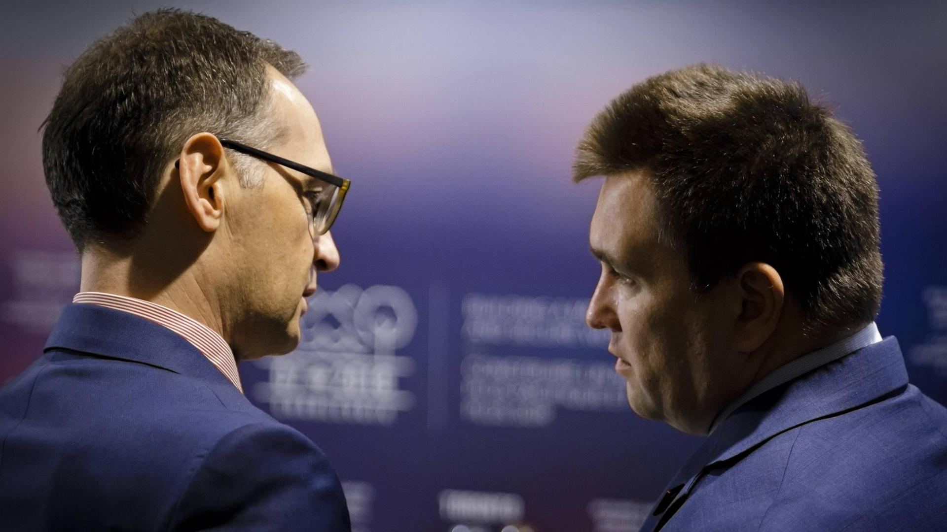 Bundesaußenminister Heiko Maas und der Außenminister der Ukraine Pawlo Klimkin haben sich die Köpfe zugewandt und sprechen miteinander Bundesaußenminister Heiko Maas und der Außenminister der Ukraine Pawlo Klimkin haben sich die Köpfe zugewandt und sprechen miteinander