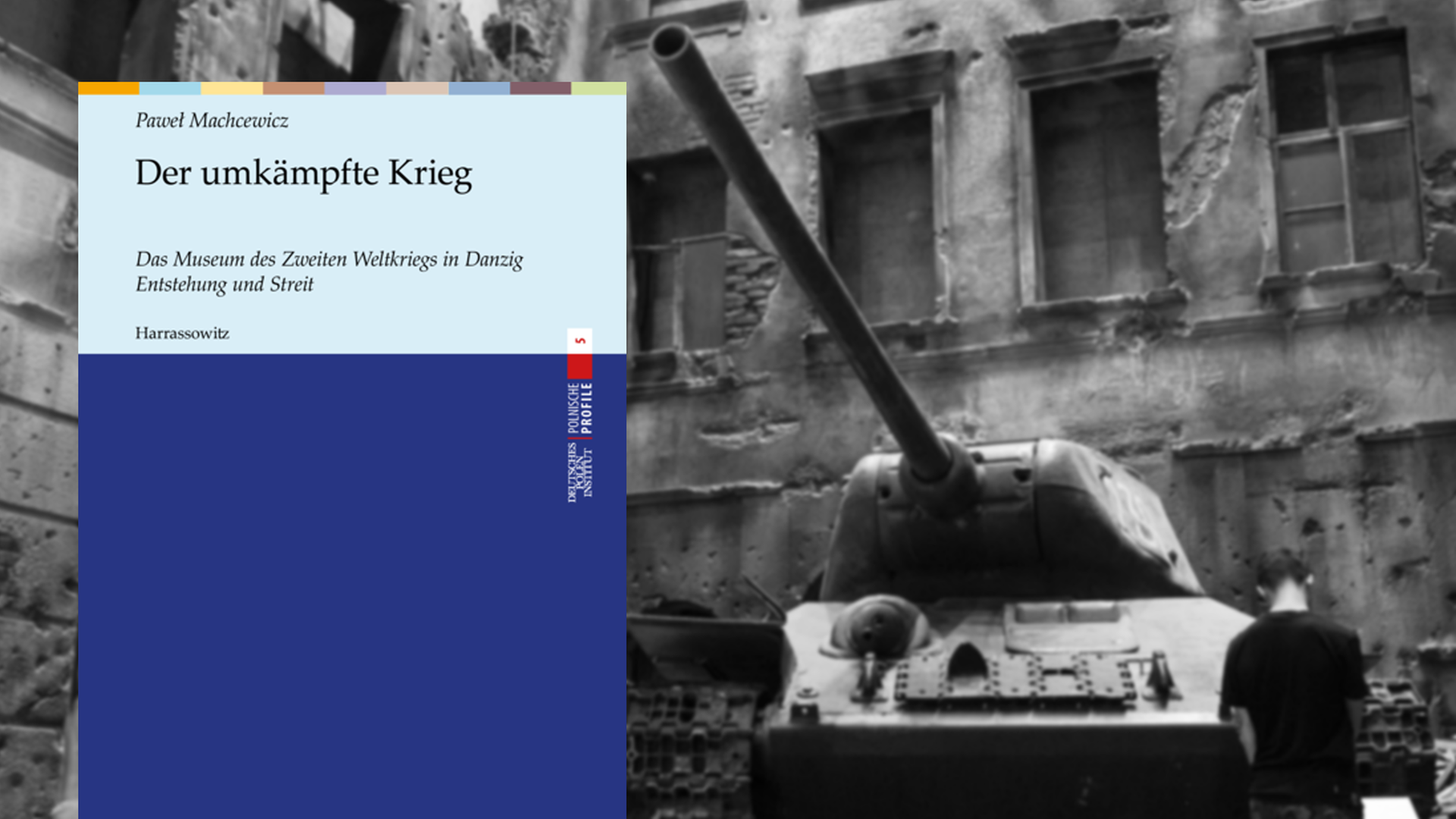 Cover von "Der umkämpfte Krieg", im Hintergrund ist eine Installation mit Panzer im Museum Zweiter Weltkrieg in Danzig zu sehen Cover von "Der umkämpfte Krieg", im Hintergrund ist eine Installation mit Panzer im Museum Zweiter Weltkrieg in Danzig zu sehen