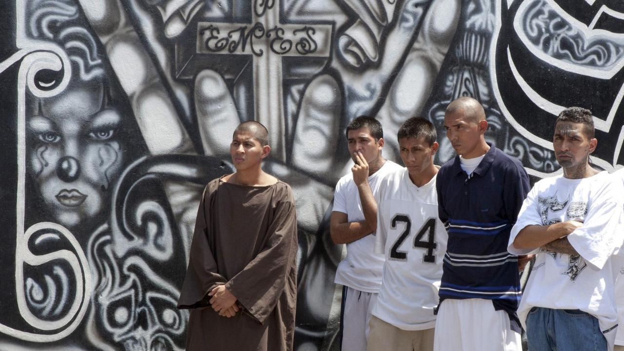 Mitglieder der Mara Salvatrucha im Gefängnis in Ciudad Barrios, San Salvador.