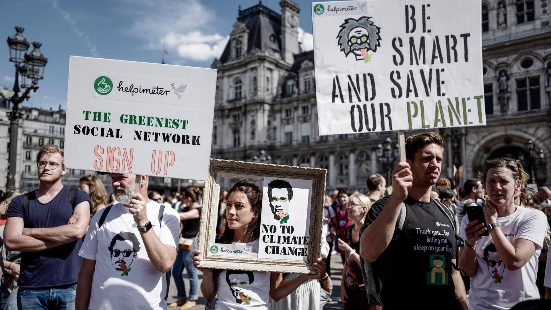 In Paris demonstrieren Menschen dafür, den Klimaschutz zu verstärken.