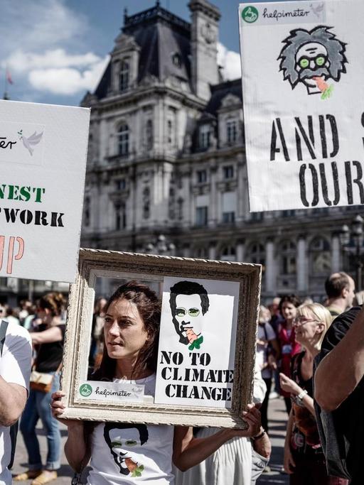 In Paris demonstrieren Menschen dafür, den Klimaschutz zu verstärken.