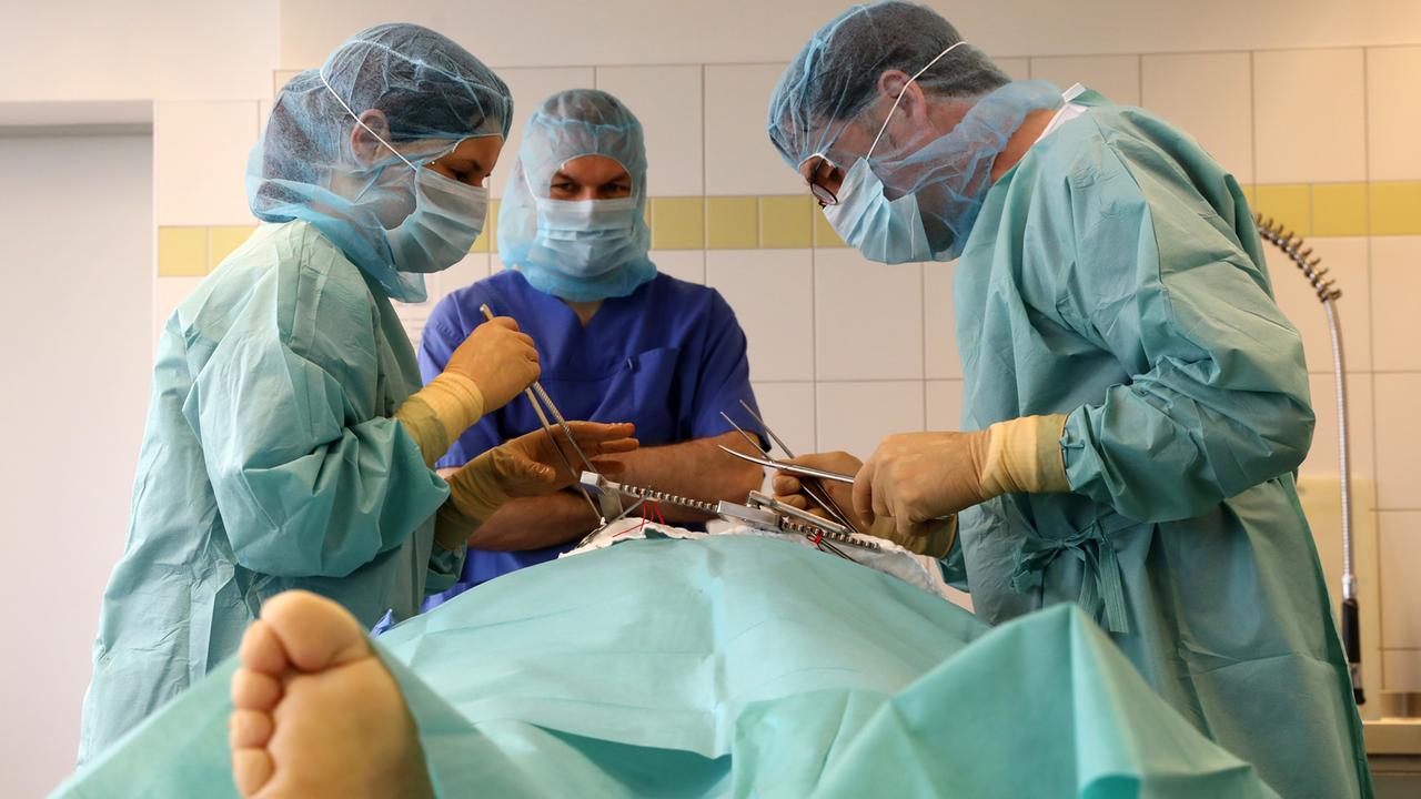 Transplantationsmediziner entnehmen einem Verstorbenen das Herz. Transplantationsmediziner entnehmen einem Verstorbenen das Herz.