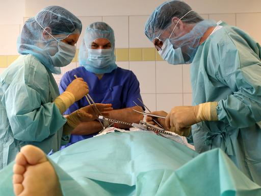 Transplantationsmediziner entnehmen einem Verstorbenen das Herz.