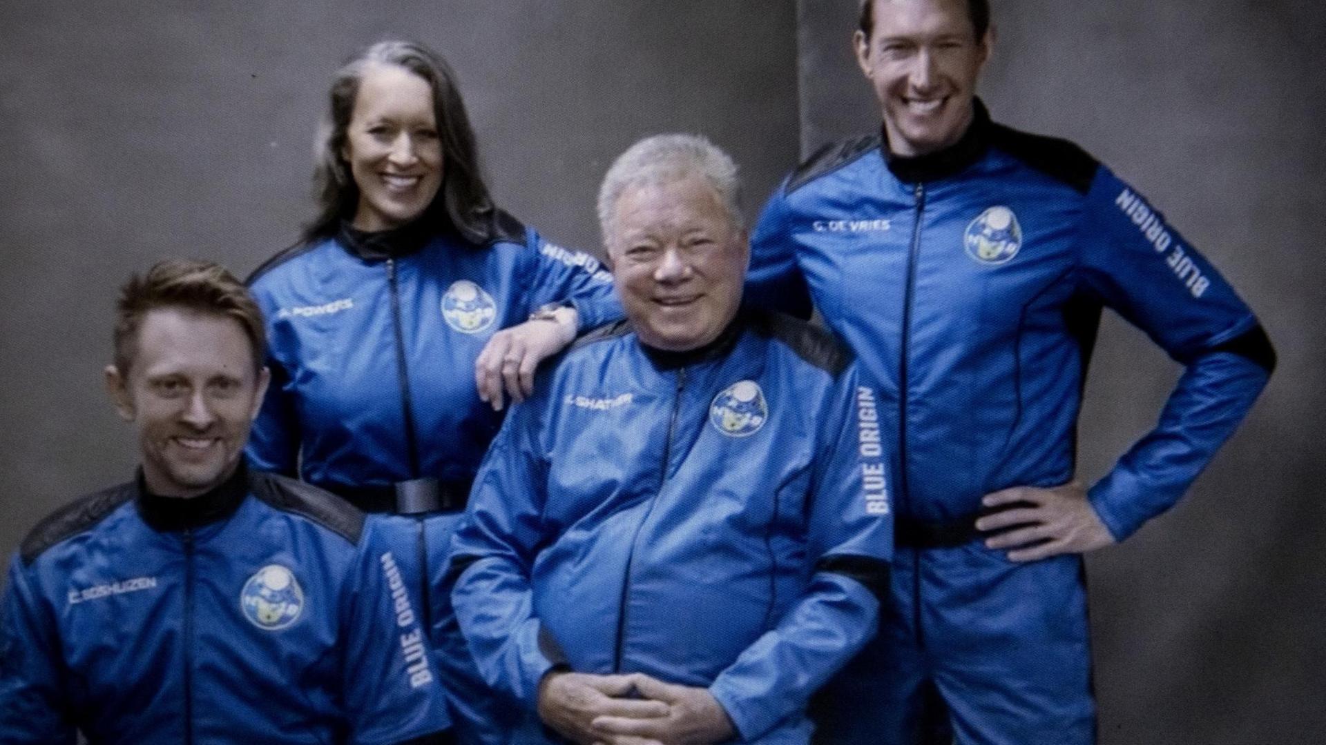 Der US-Schauspieler William Shatner (Mitte) auf dem Weg ins All. Der US-Schauspieler William Shatner (Mitte) auf dem Weg ins All.
