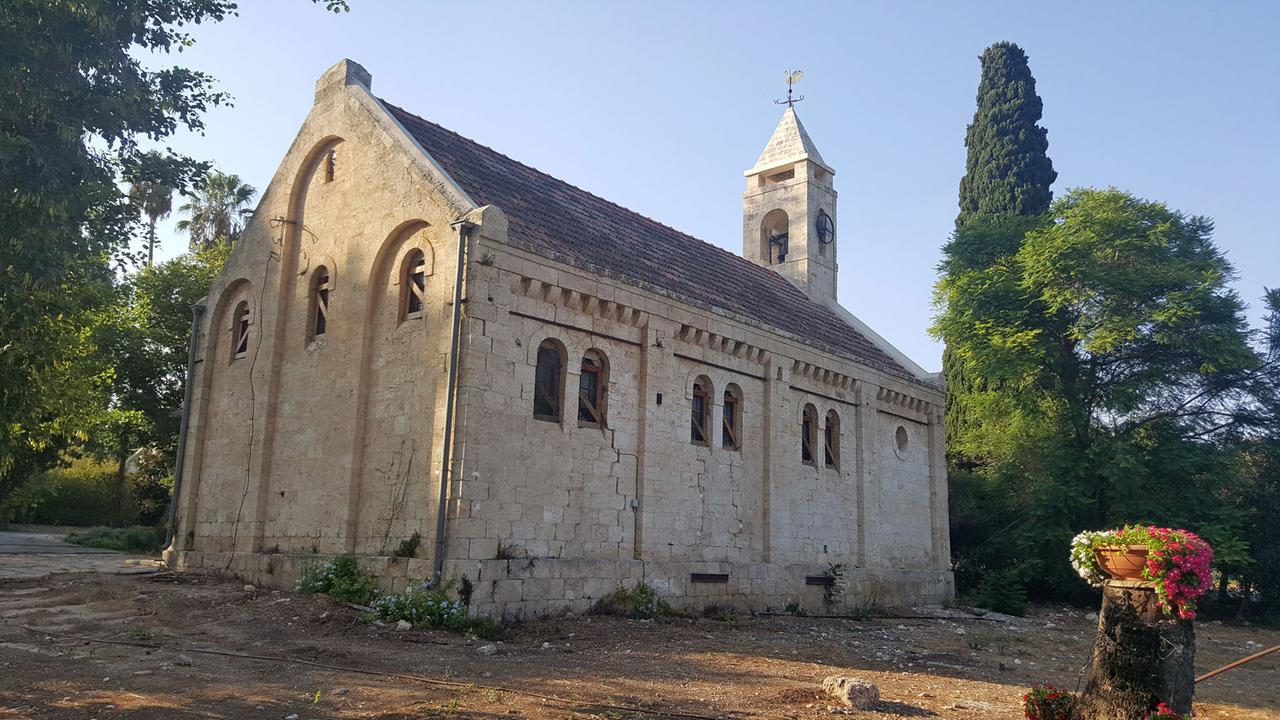 Die nur notdürftig instandgesetzte Templerkirche in Adonei Abba.