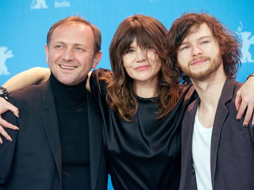 Die polnische Regisseurin Małgorzata Szumowska mit den beiden Hauptdarstellern des Films "Im Namen von ..." Andrzej Chyra (l.) und Mateusz Kosciukiewicz (r.) auf der 63. Berlinale 2013