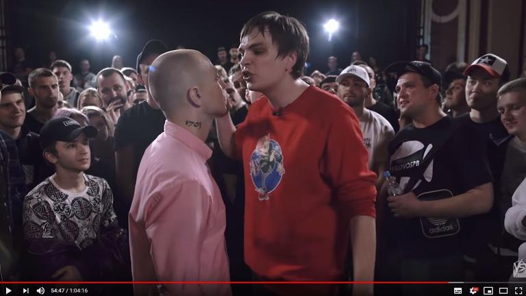 Zwei Battle-Rapper stehen sich direkt vor dem Publikum drohend gegenüber. Zwei Battle-Rapper stehen sich direkt vor dem Publikum drohend gegenüber.