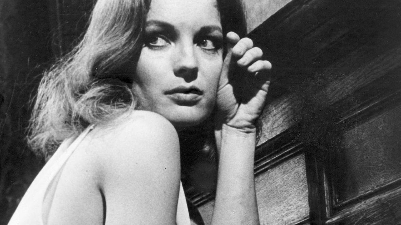 Romy Schneider hält sich die Hand an den Kopf und blickt melancholisch Romy Schneider hält sich die Hand an den Kopf und blickt melancholisch