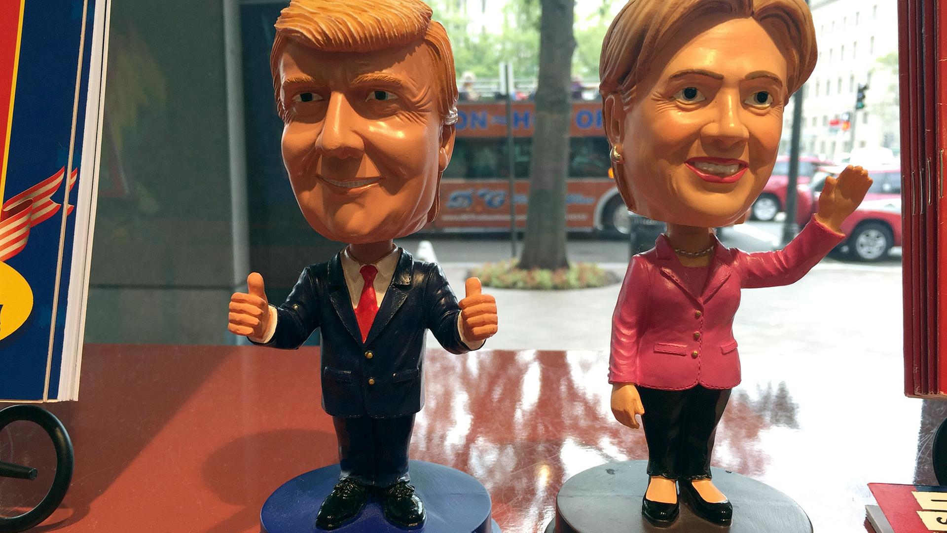 Der US-Vorwahlkampf treibt seltsame Blüten: Puppen der Kandidaten Hillary Clinton und Donald Trump. Der US-Vorwahlkampf treibt seltsame Blüten: Puppen der Kandidaten Hillary Clinton und Donald Trump.