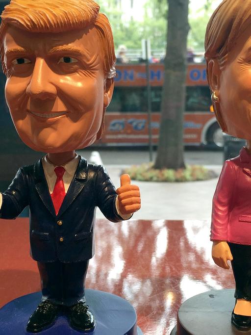 Der US-Vorwahlkampf treibt seltsame Blüten: Puppen der Kandidaten Hillary Clinton und Donald Trump.
