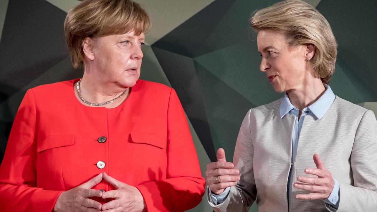 Bundeskanzlerin Angela Merkel ( l) steht neben Verteidigungsministerin von der Leyen bei der Bundeswehrtagung  in Berlin. 