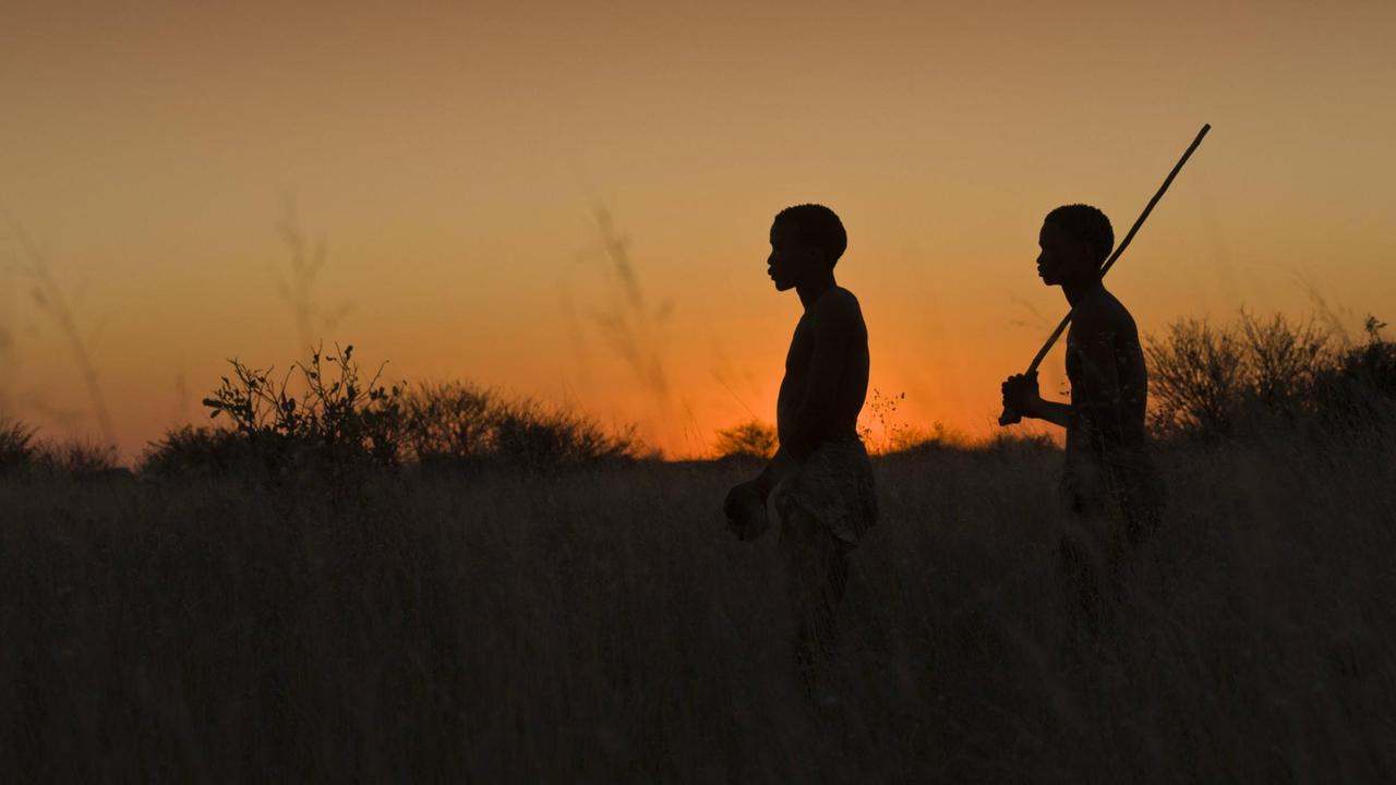 Zwei San-Männer in der Abenddämmerung der Kalahari-Wüste, Botswana, August 2008 