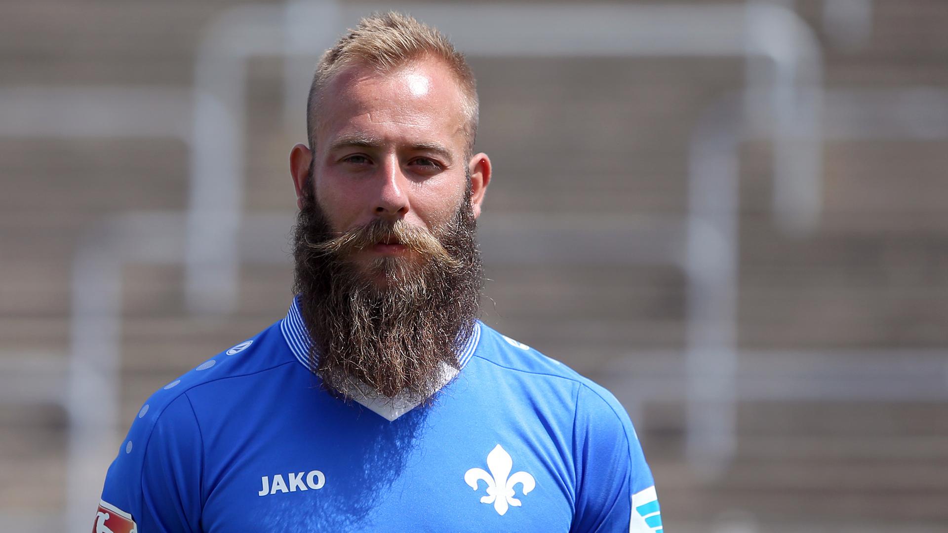 Spieler Marco Sailer im Trikot seines Vereins Darmstadt 98 im Merck-Stadion am Böllenfalltor Spieler Marco Sailer im Trikot seines Vereins Darmstadt 98 im Merck-Stadion am Böllenfalltor