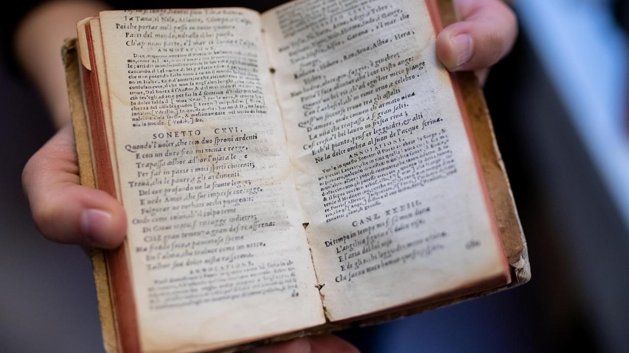 Eine Mitarbeiterin hält im Lyrik Kabinett ein Buch von 1568 mit Texten von Francesco Petrarca in den Händen. Das Lyrik Kabinett unterhält nach eigenen Angaben die zweitgrößte auf Lyrik spezialisierte Bibliothek Europas mit aktuell rund 65 000 Medien.