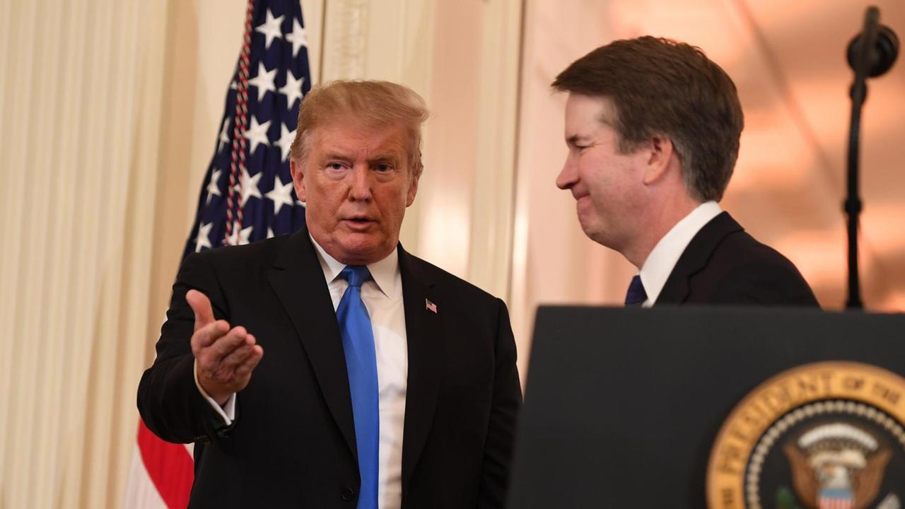 US-Präsident Donald Trump mit Brett Kavanaugh, den er als neuen Richter am Obersten Gerichtshof vorgeschlagen hat US-Präsident Donald Trump mit Brett Kavanaugh, den er als neuen Richter am Obersten Gerichtshof vorgeschlagen hat