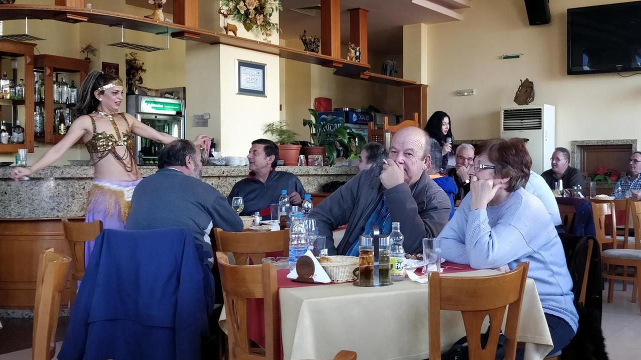 Griechen essen und trinken in einer bulgarischen Gaststätte in Ivajlowgrad