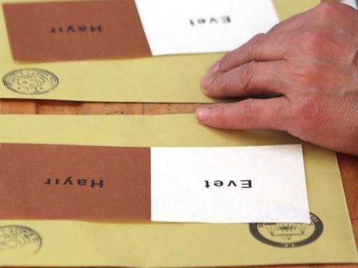 Auf dem Tisch in einem Wahllokal liegen vorbereitete Wahlzettel mit dem türkischen Wort für "Ja" ('Evet') und "Nein" ('Hayir') zur Abstimmung die Verfassungsänderung in der Türkei.